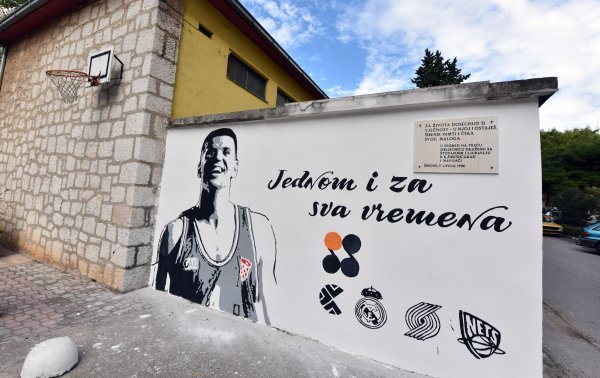 Mural u Šibeniku posvećen Draženu Petroviću