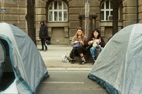 Dvije studentice tijekom protesta pletu goblene