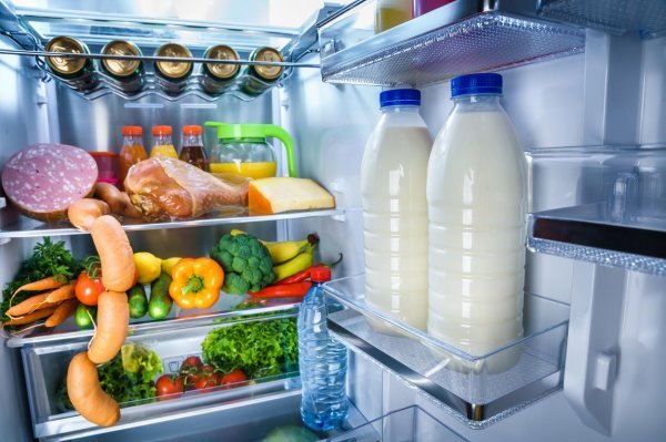 Ostatke hrane treba podijeliti u manje posude i odvojeno čuvati u hladnjaku ili zamrzivaču.  