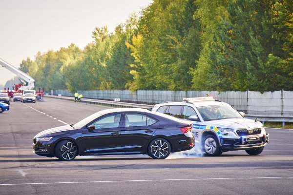 PIT manevar se sastoji od policijskog automobila koji gurne progonjeno vozilo iza stražnjeg kotača tako da se auto okrene i zaustavi