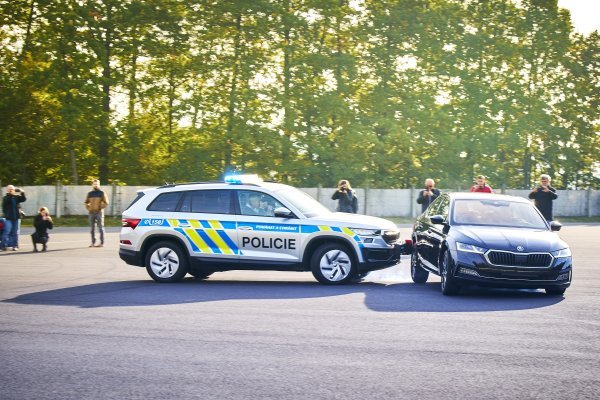 PIT manevar se sastoji od policijskog automobila koji gurne progonjeno vozilo iza stražnjeg kotača tako da se auto okrene i zaustavi