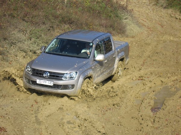 Volkswagen Amarok Double Cab 2.0 BiTDI (163 KS) 4MOTION Highline na hrvatskoj premijeri prve generacije (2010.) na motocross stazi u Zaboku