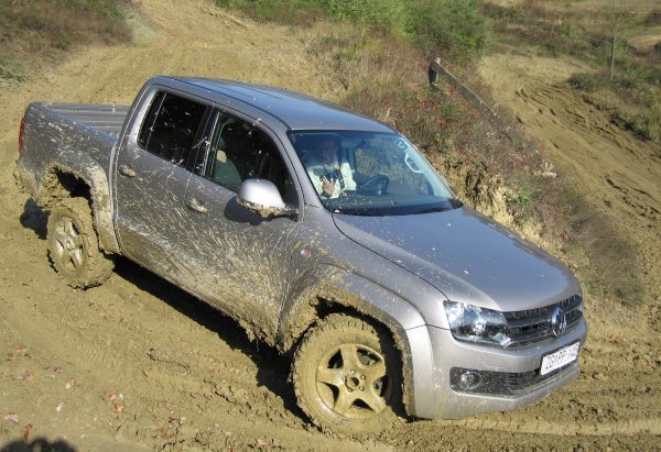 Volkswagen Amarok Double Cab 2.0 BiTDI (163 KS) 4MOTION Highline na hrvatskoj premijeri prve generacije (2010.) na motocross stazi u Zaboku