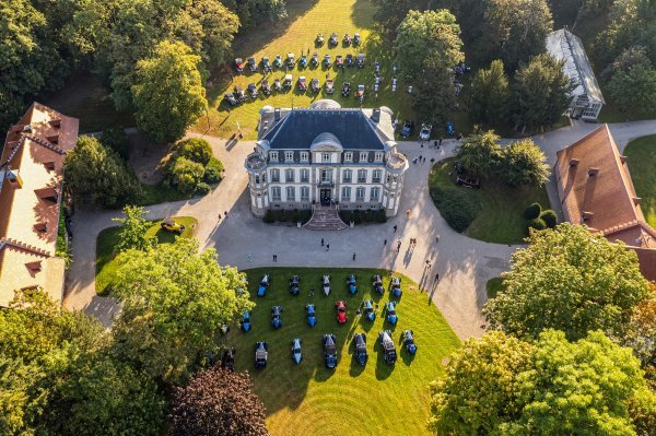 Za proslavu 40. obljetnice Festivala Bugatti u Molsheimu, sudionici su pozvani u Château Saint Jean