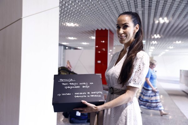 Tina Gaber predala peticiju s potpisima protiv klanja nutrija