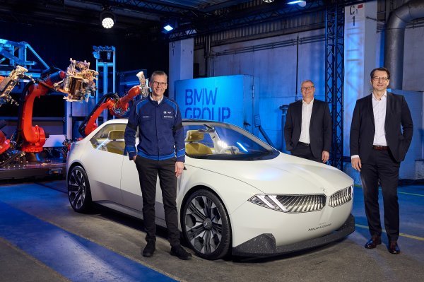 Peter Weber, direktor BMW Group Plant München, Mike Reichelt, voditelj Neue Klasse BMW i Milan Nedeljković, član Uprave BMW AG, na press događaju Transformation Plant München