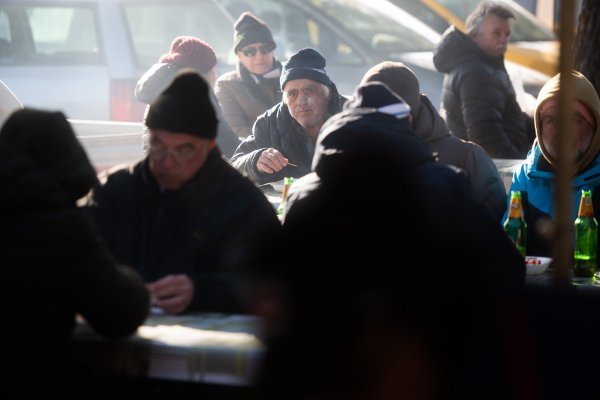 Premda je jutro, kupcima i prodavačima je odavno vrijeme za ručak, ipak su se rano probudili