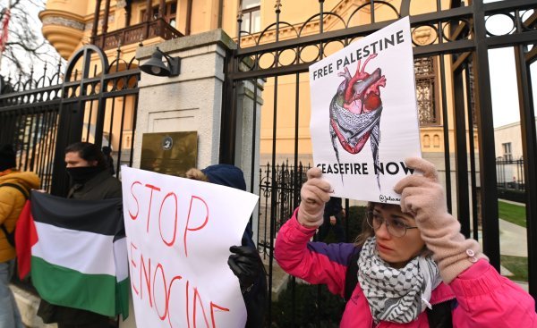 Prosvjed pred veleposlanstvom SAD-a u Ljubljani