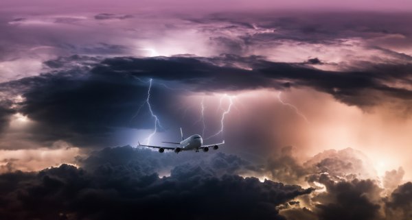 Određeni uvjeti mogu uzrokovati turbulencije zrakoplova, poput blizine planinskih vrhova ili olujnih oblaka