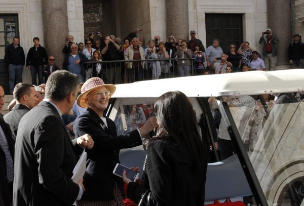 Kraljica Margareta II i princ Henrik u obilasku Peristila 2014.