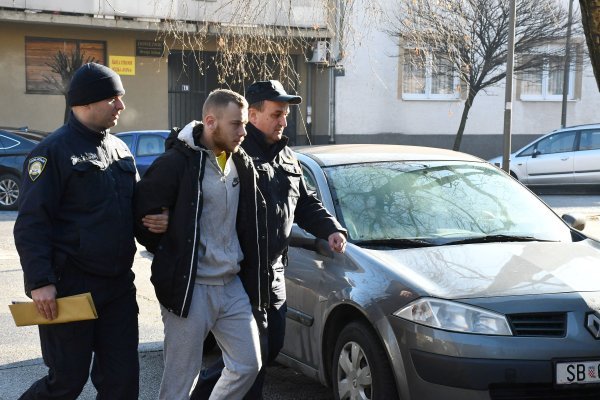 Privođenje osumnjičenog za premlaćivanje maloljetnika u Slavonskom Brodu