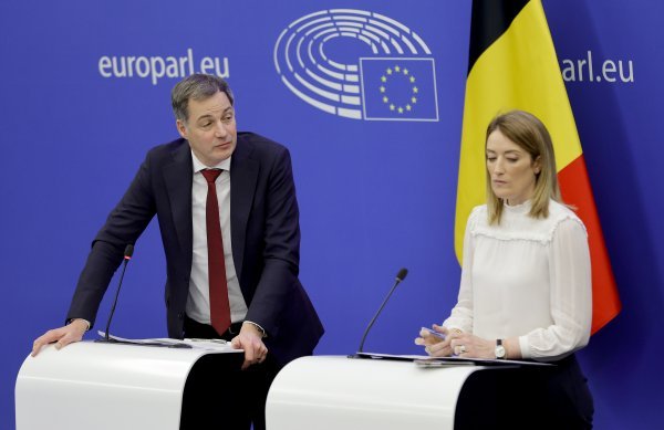 Alexander De Croo, premijer Belgije i Roberta Metsola, predsjednica Europskog parlamenta na konferenciji za novinare u Strasbourugu