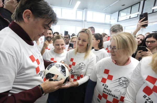 Zlatko Dalić potpisuje rekvizite zaposlenika Zvijezde