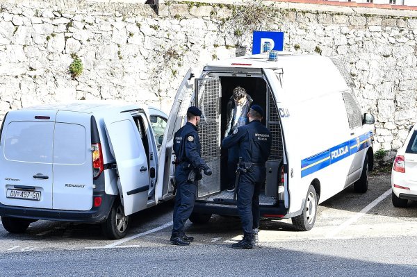 Privođenje na sud osumnjičenog za ubojstvo u Kuli Norinskoj