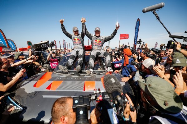 Audi RS Q e-tron pobijedio na reliju Dakar 2004: Carlos Sainz/Lucas Cruz ostvarili četvrtu osobnu pobjedu