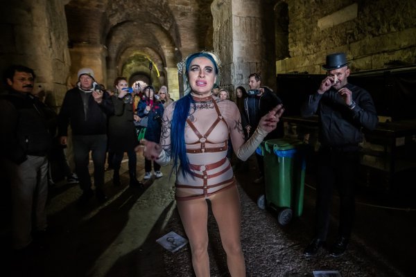 Performans 'Ljudski otpad' umjetnice Olje Einfalt