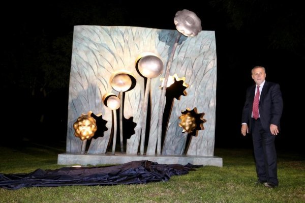 Milan Bandić pored skulpture Bumbina livada, autora Damira Mataušića, u povodu obilježavanja 50. obljetnice Međunarodne vrtne izložbe Floraart. Dalibor Urukalovic/PIXSELL