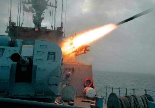 Ispaljivanje projektila iz sustava RBU-6000 s poljske korvete Kaszub