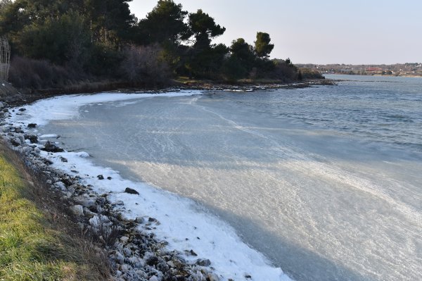 Zaleđeno more u uvali Šćuza u Banjolama
