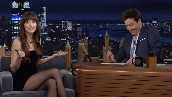 Dakota Johnson u 'The Tonight Showu' s Jimmyjem Fallonom