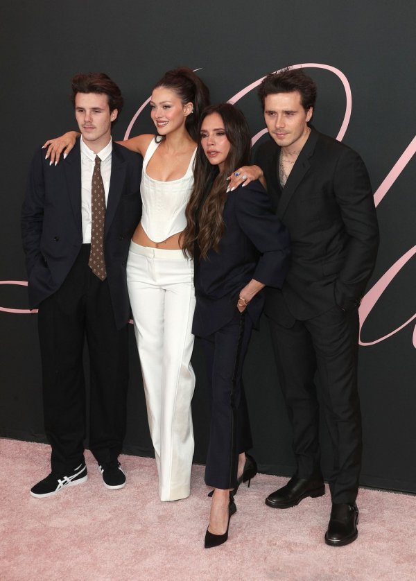 Cruz Beckham, Victoria Beckham, Nicola Peltz i Brooklyn Beckham