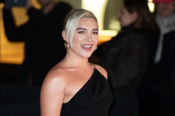 Florence Pugh sa šiškama prebačenim preko lica