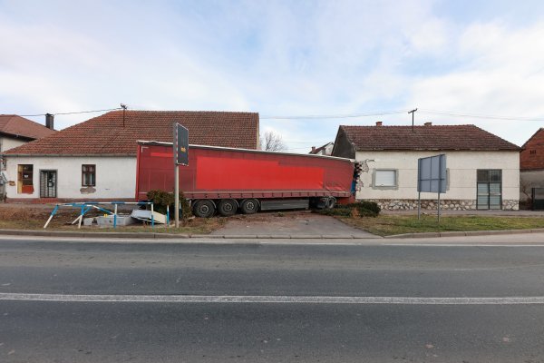 Kamion uletio u kuću u Mirkovcima