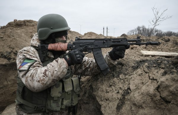 Ruski vojnici kopaju rovove