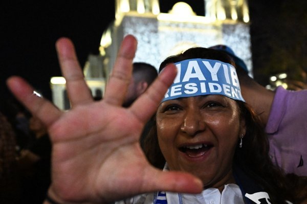 Bukele proslavlja izbornu pobjedu sa sljedbenicima