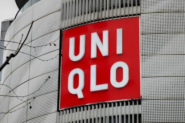 Uniqlov slogan je 'Napravljeno za sve' (Made for all), a poznat je po ležernoj odjeći duginih boja za muškarce, žene i djecu
