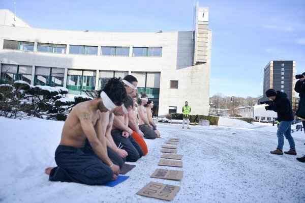 Simpatizeri Palestinaca polugoli su klečali na snijegu ispred norveškog NKR-a
