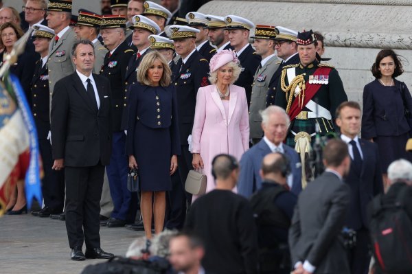 Jonathan Thompson (desno), Brigitte Macron, kraljica Camilla