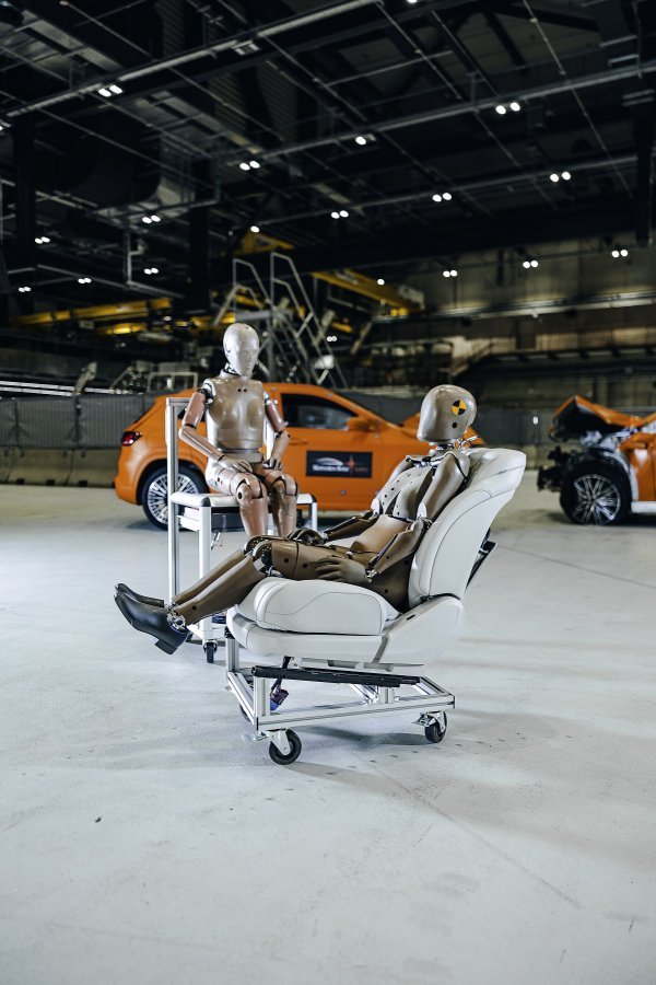 Ženske lutke za testiranje sudara