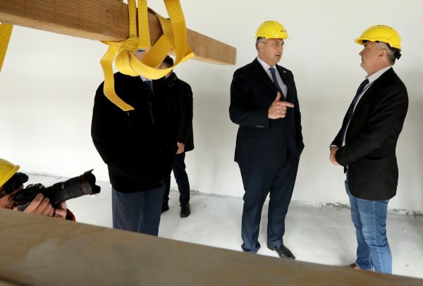 Plenković u obilasku zgrada u obnovi
