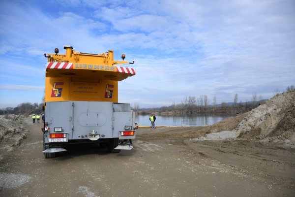 Prevrnuo se bager u jezero Jegeniš kod Koprivnice