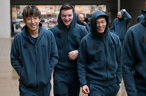 Dinamovi nogometaši prošetali su po kišom okupanim ulicama Seville