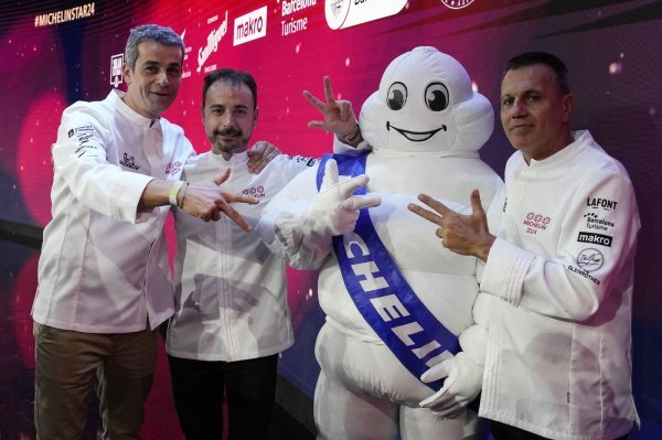 Španjolski chefovi Mateu Casanas, Eduard Xatruch i Oriol Castro nakon što je njihov restoran Disfrutar dobio treću Michelinovu zvjezdicu