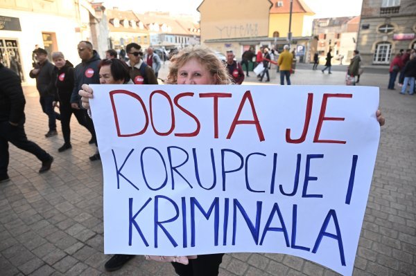 Okupljanje prosvjednika prije dolaska na Markov trg