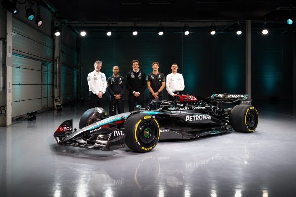 Mercedes-AMG F1 W15 E Performance bolid: James Allison, Lewis Hamilotn, Toto Wolf, George Russel i Hywel Thomas (s lijeva na desno)