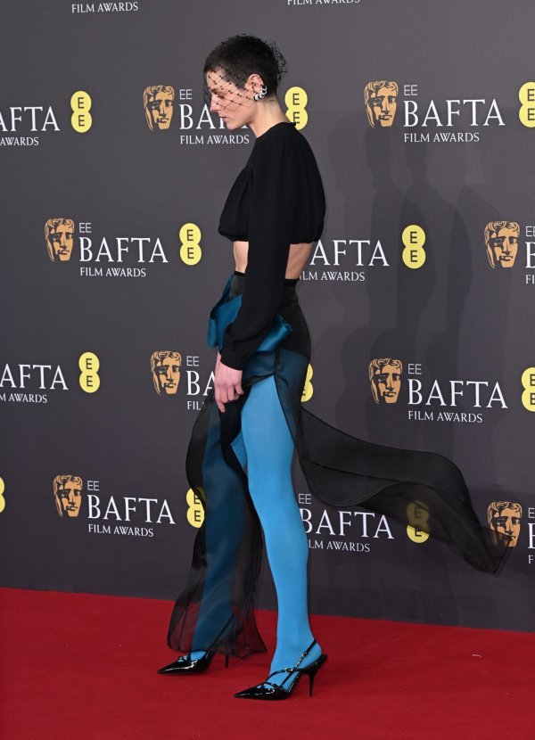 Emma Corrin na dodjeli nagrada BAFTA