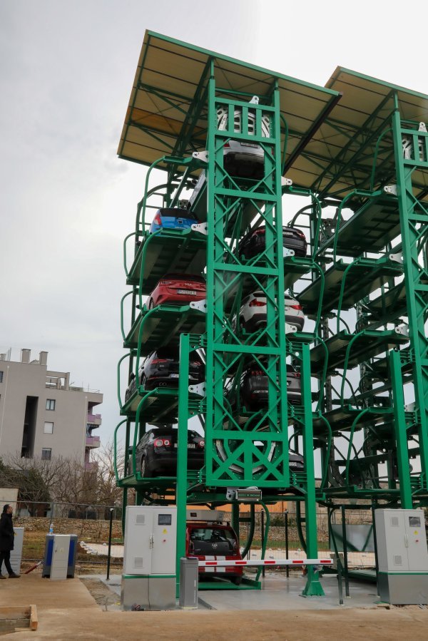 Rotacijska garaža u Puli