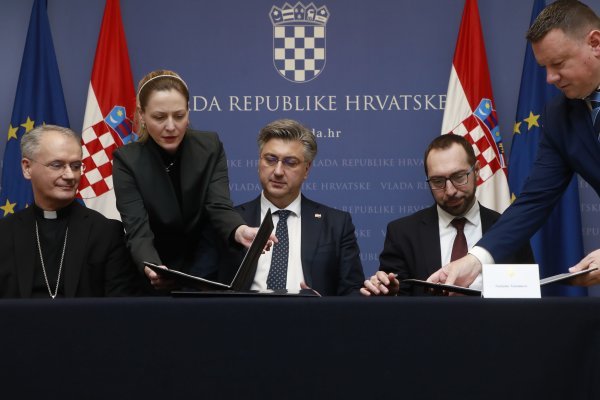 Potpisivanje ugovora o Maksimiru