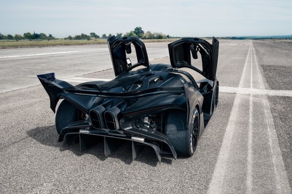 Bugatti Bolide: njegov W16 motor snage je 1850 KS kada koristi 110-oktansko trkaće gorivo, a s 98-oktanskim gorivom snaga motora je 1600 KS