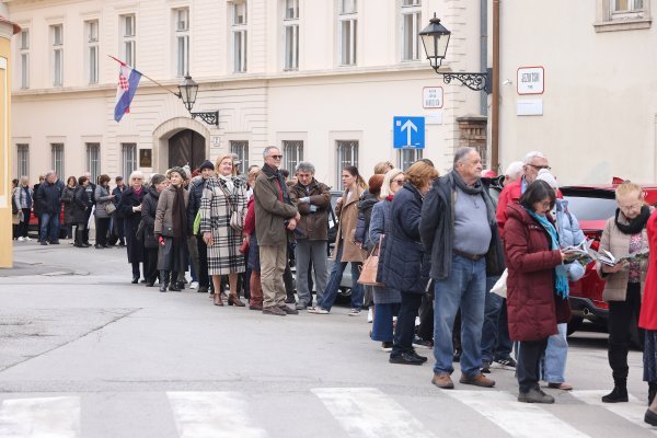 Red za ulaz na retrospektivu Ivana Meštrovića