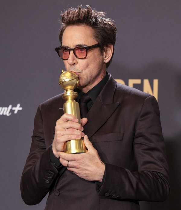Robert Downey Jr. s osvojenim Zlatnim globusom za ulogu u filmu 'Oppenheimer'