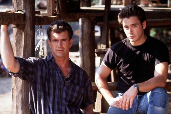 Mel Gibson i Robert Downey Jr. u filmu 'Air America'