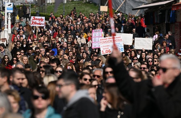 Prosvjed prosvjetara nazadovoljnih Vladinim koeficijentima