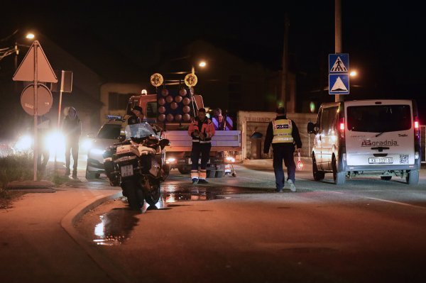 Sudar policijskog motora i automobila u zagrebačkom naselju Blato
