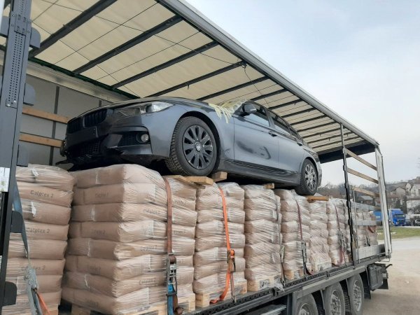 Pokušaj švercanja BMW-a na kamionu s bojama i lakovima