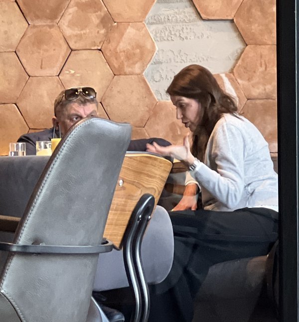 Josipa Pleslić i Milenko Bašić snimljeni na kavi